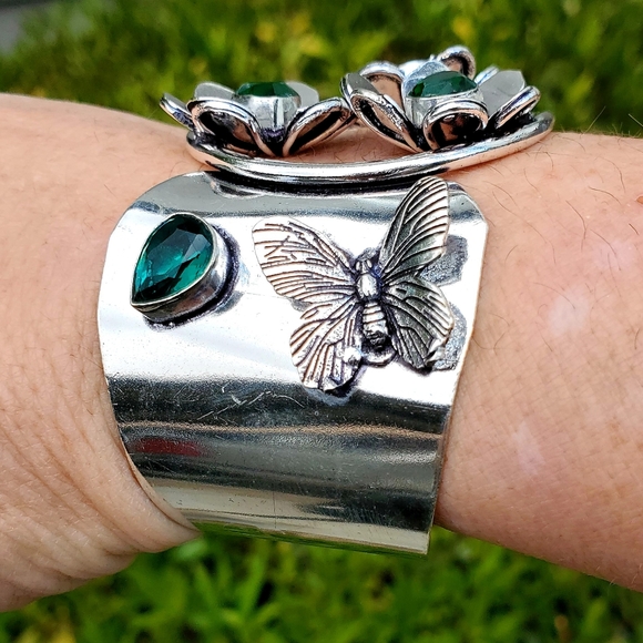 New Unique Peridot Butterflies and Flowers Silver Cuff Bracelet. - Picture 13 of 16